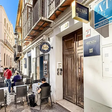 The Ceramics Picasso-inspired Rems Apartamento Málaga